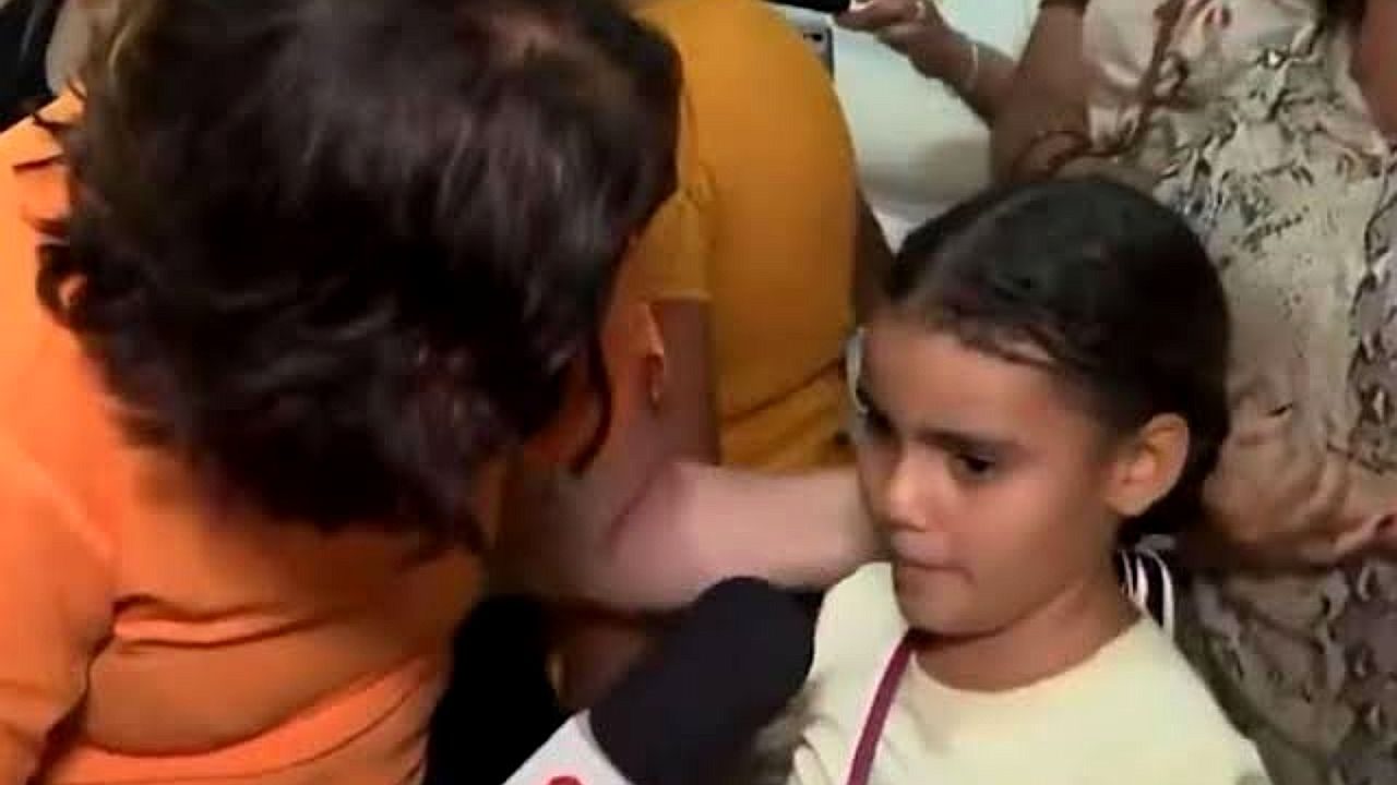 Bianka Carvalho revelou que chorou depois da entrevista com Antonela, de 8 anos, exibida ao vivo no NE1, da Globo, durante a cobertura da festa de Nossa Senhora do Carmo, padroeira do Recife. A conversa, que repercutiu nas redes sociais pela emoção demonstrada pela criança e pela repórter, foi tema de um relato da jornalista durante participação na GloboNews. A jornalista contou que trabalhava desde as 5h quando encontrou Antonela na celebração religiosa realizada no Centro do Recife. Durante a entrevista, a menina revelou que havia perdido a mãe em maio e afirmou que rezava para Nossa Senhora do Carmo para protegê-la. Segundo Bianka Carvalho, a dimensão do relato só foi sendo assimilada ao longo da conversa. “O luto é ruim em qualquer idade, imagina para uma criança entender o que está passando. A mãezinha dela morreu no dia 11 de maio. Ela fez aniversário pouco depois, 8 anos, como ela diz aí na entrevista: 'Fiz 8 anos sem a minha mãezinha'. Gente, foi tão impactante que demorou muito para a ficha cair, e a ficha foi caindo enquanto eu elaborava e ela também elaborava o que estava sentindo”, afirmou. Bianka Carvalho relata impacto da entrevista A repórter contou que, durante a entrada ao vivo, deixou de prestar atenção às orientações da equipe de produção porque ficou completamente envolvida pela emoção da criança. “Eu já nem conseguia mais ouvir o retorno de quem estava no controle dizendo o tempo que eu tinha. Eu entrei completamente no universo daquela menina que estava sofrendo por uma perda que é a maior que alguém pode ter na vida”, disse. Em conversa com Júlia Duailibi e Octavio Guedes, Bianka Carvalho explicou que não imaginava qual seria a resposta da menina quando iniciou a abordagem durante a cobertura da festa religiosa. “A minha surpresa e o tempo para que eu me recompusesse na hora — aquele tempo que a gente leva para entender e digerir o que está acontecendo — foi o tempo também que ela precisava para elaborar em voz alta o que ela estava sentindo”, declarou. Jornalista falou sobre repercussão A jornalista afirmou que permaneceu abalada após o encerramento da entrevista e destacou o carinho que sentiu pela criança. “Essa menina é muito especial. Quando acabou a entrevista — uma hora ela tem que acabar —, eu tinha que chamar uma outra reportagem. Estava destruída. Eu chorei tanto”, relatou. Ao comentar a repercussão do vídeo, Bianka Carvalho disse que muitas pessoas demonstraram interesse em acolher Antonela, mas ressaltou que a menina conta com uma rede de apoio. “Ela tem uma rede de apoio que está cuidando dela. E eu estava ali querendo ser mais uma, sabe? Vontade de pegar no colo e dizer: 'senta aqui, Antonella. Mundo, pelo amor de Deus, pega leve com essa menina que ela já sofreu demais'”, concluiu.