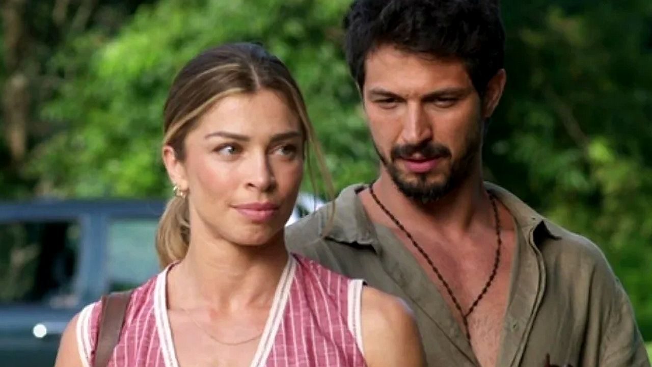 Grazi Massafera e Romulo Estrela em cena da novela Bom Sucesso ao ar livre