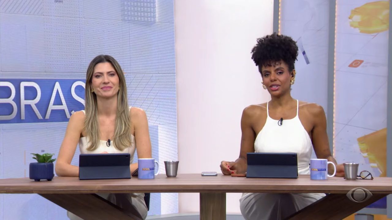 Foto das apresentadoras Patrícia Rocha e Cynthia Martins no estúdio do Bora Brasil