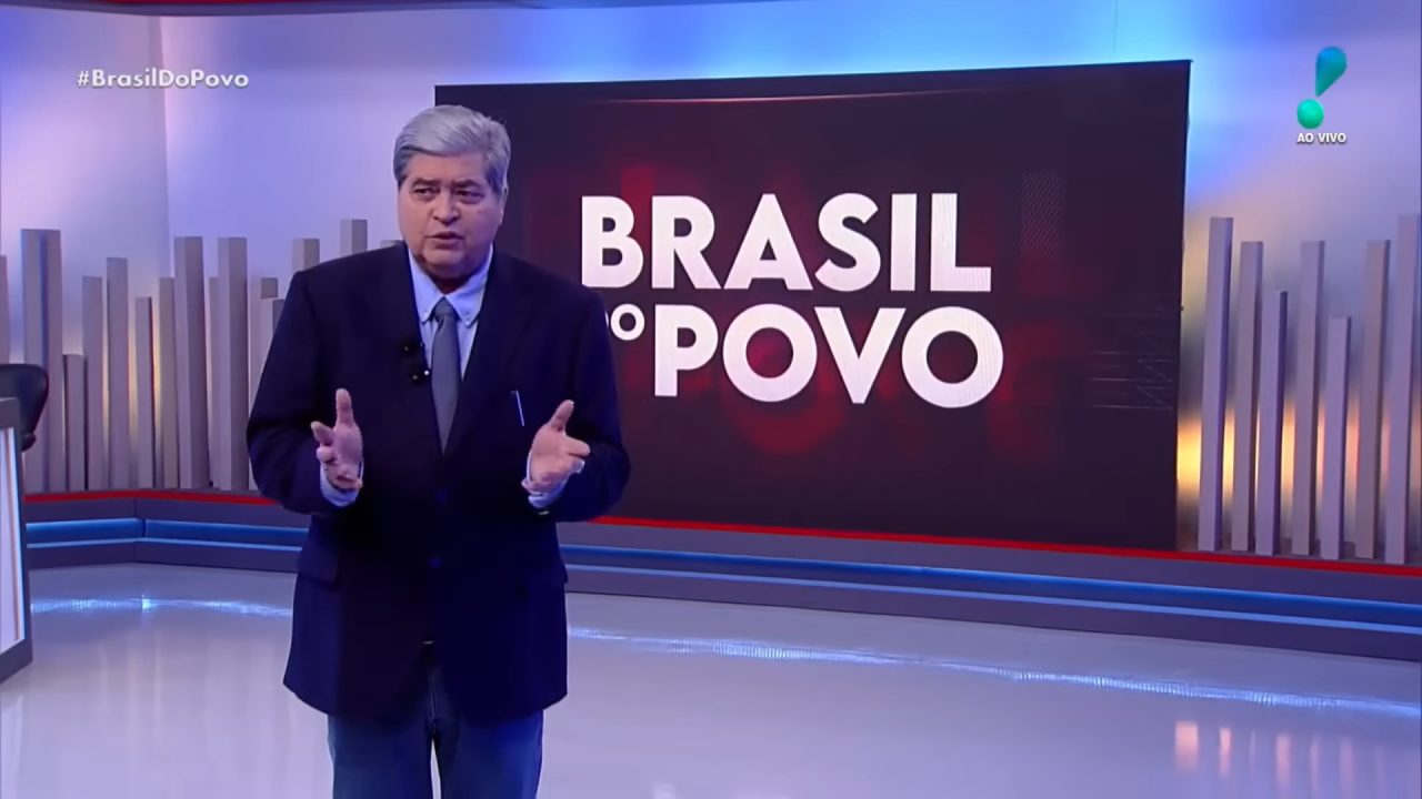 Foto do apresentador José Luiz Datena no estúdio do programa Brasil do Povo