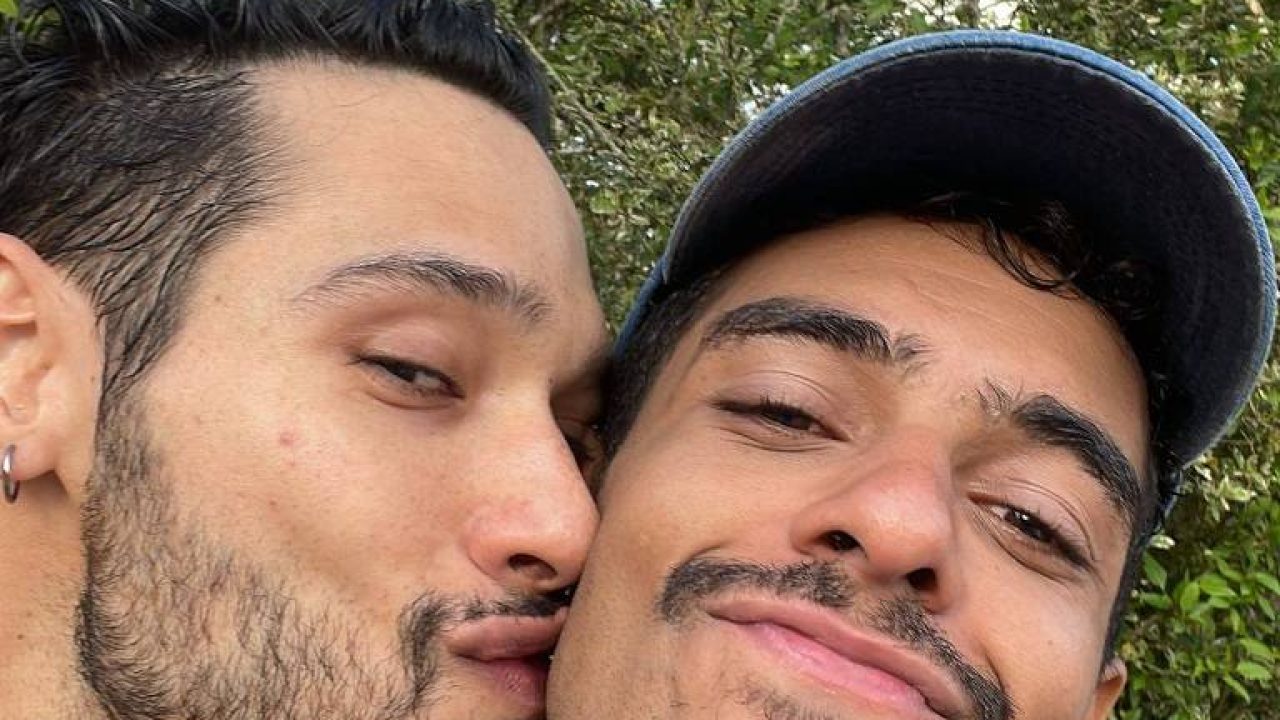 Foto de Bruno Fagundes, ator de Cara e Coragem, e Igor Fernandez, os dois atuam em Cara e Coragem