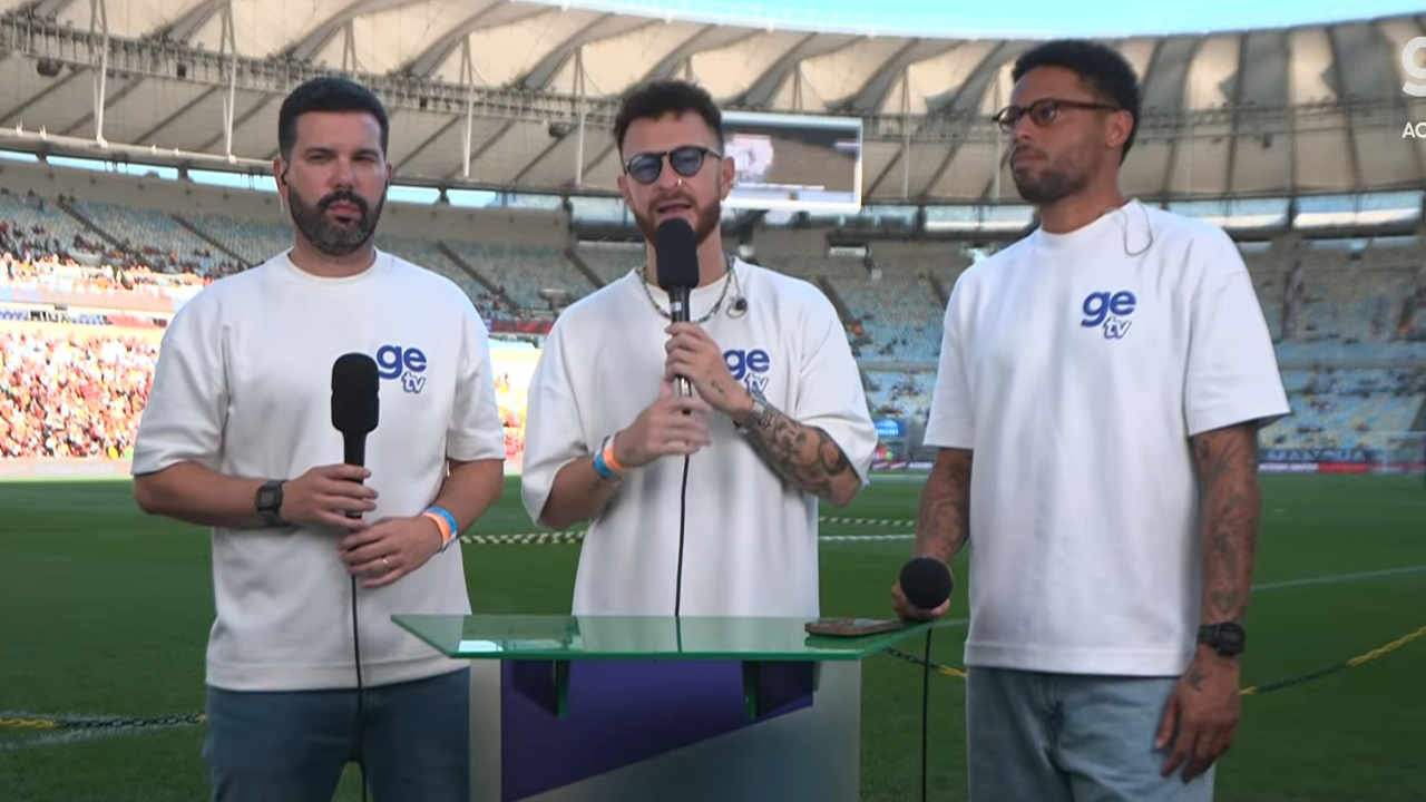 Bruno Formiga, Fred Bruno e André Balada com camisas brancas da GE TV no gramado do Maracanã em transmissão esportiva