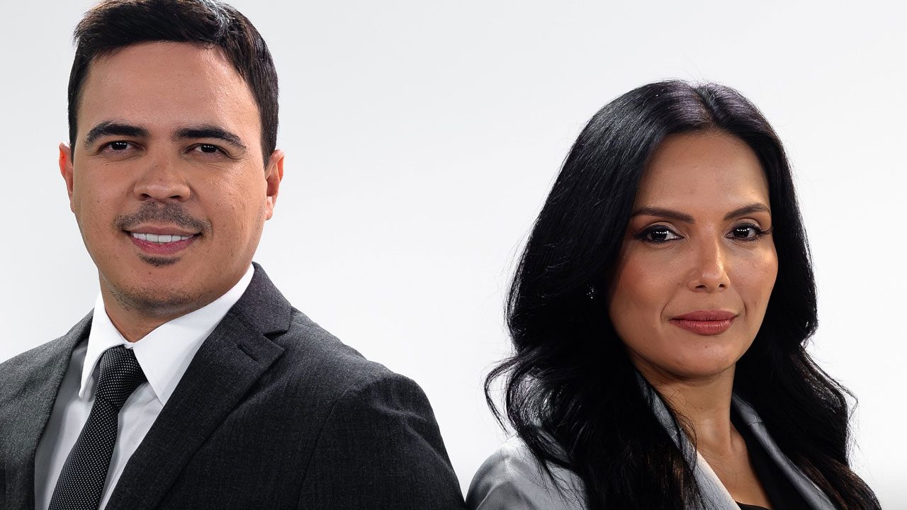 Bruno Pinheiro e Márcia Dantas usam ternos escuros em foto de divulgação do programa Tempo Real