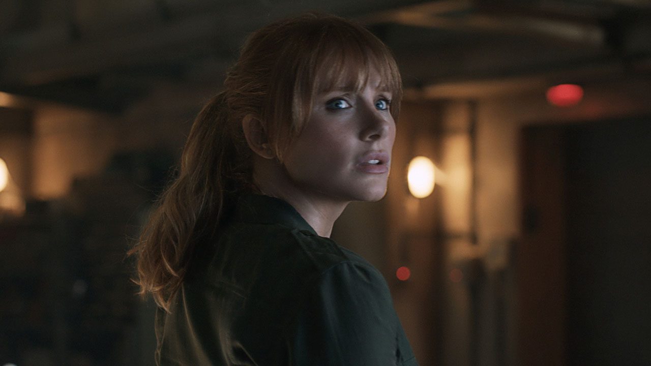 Bryce Dallas Howard como Claire Dearing assustada em cena de Jurassic World: Reino Ameaçado de 2018