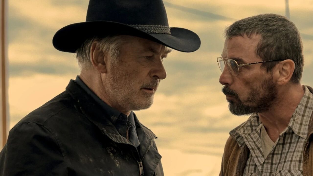 Dois homens conversam em um cenário faroeste