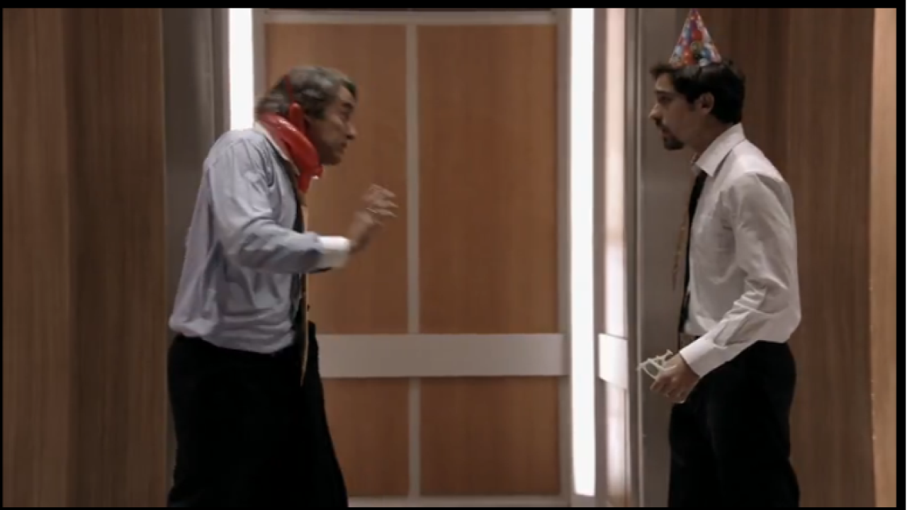 Cadinho comemora a venda de sua corretora, mas Jimmy o prejudica com suas duas mulheres em Avenida Brasil