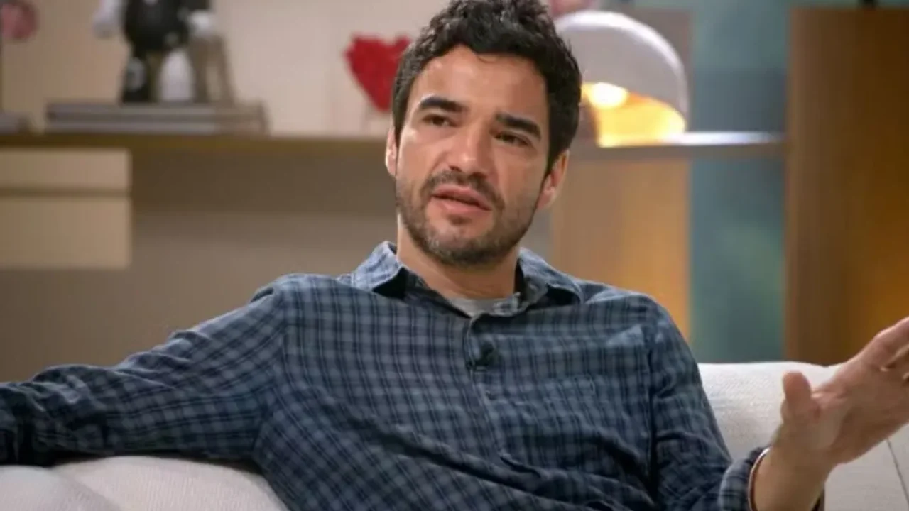 Caio Blat em entrevista sentado em um sofá