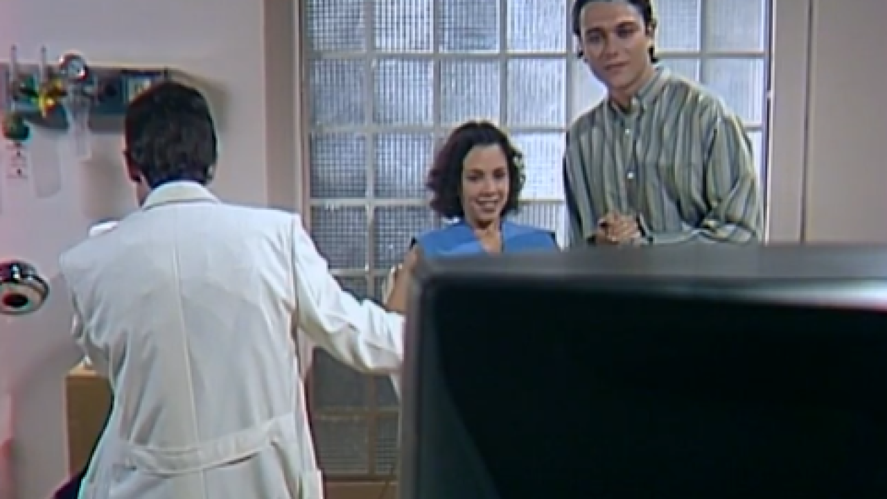 Foto de Caio e Joyce em um hospital na novela História de Amor