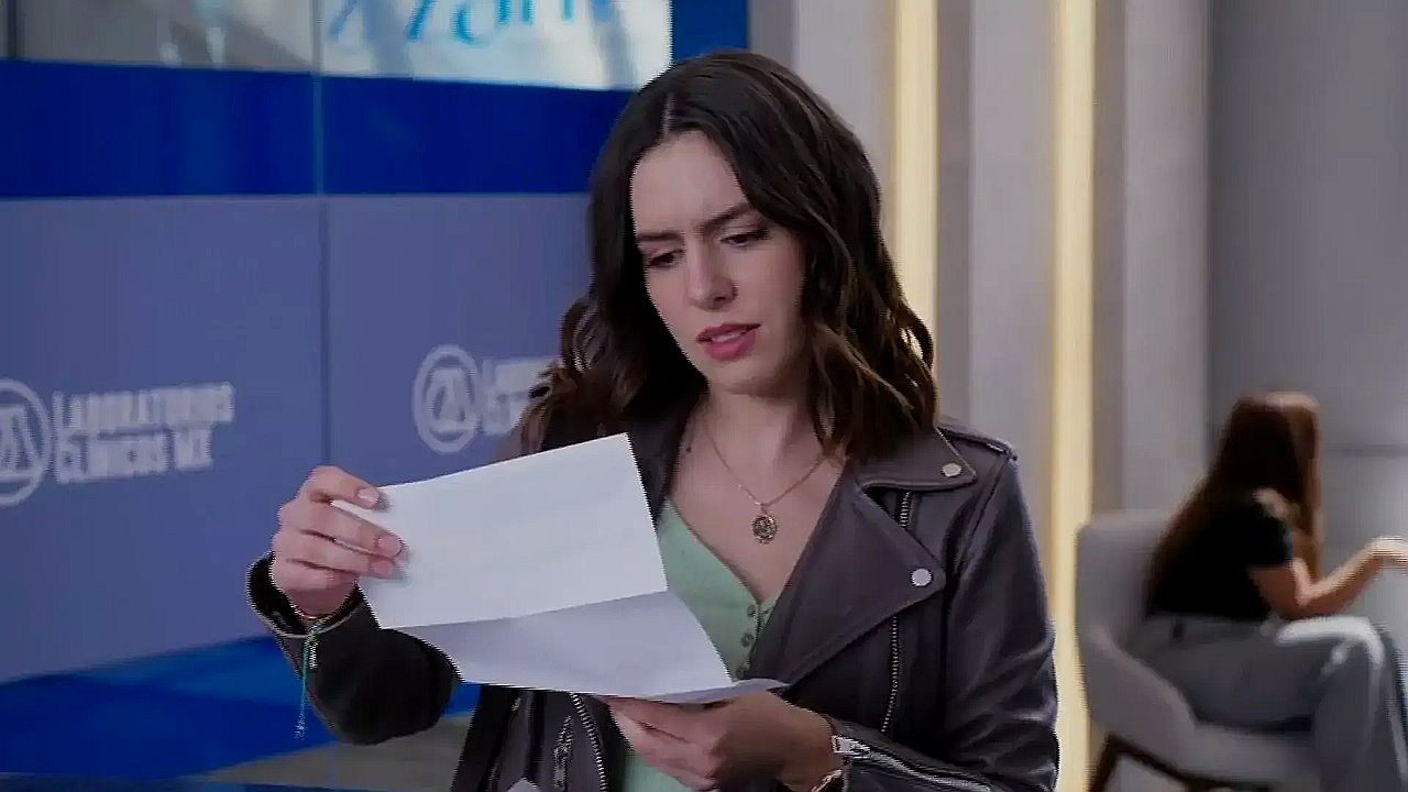 Personagem lê documento em cena de novela do SBT ambientada em escritório moderno