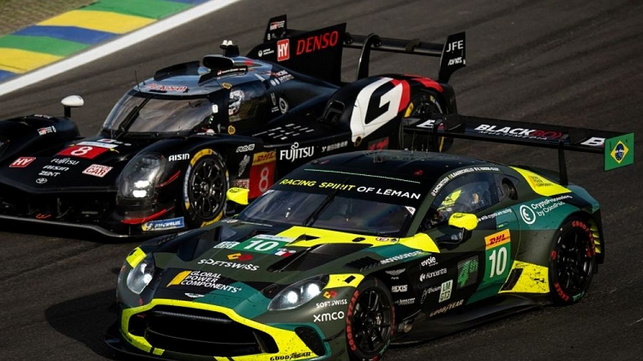 Carros de corrida disputam posição em pista durante prova de endurance com destaque para equipes Toyota e Aston Martin