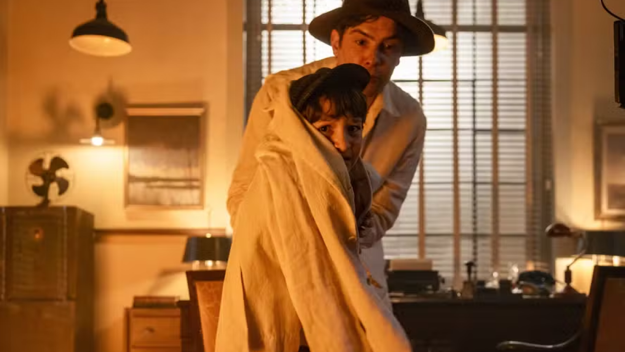 Candinho entra na fábrica em chamas para salvar Samir em Êta Mundo Melhor!