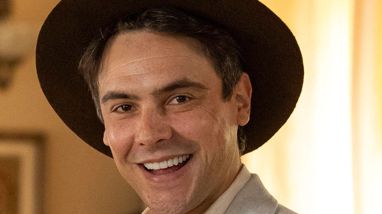 Sergio Guizé caracterizado como Candinho sorrindo na novela Êta Mundo Melhor!