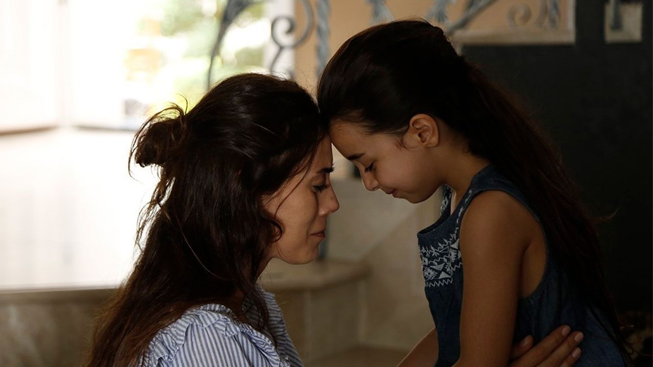 Zeynep Gunes (Cansu Dere) encosta a testa na de Melek Akcay (Beren Gökyildiz) em cena da novela Mãe