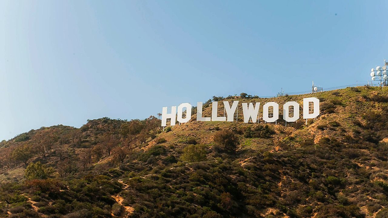 Letreiro de Hollywood em colina de Los Angeles com vegetação ao redor sob céu limpo