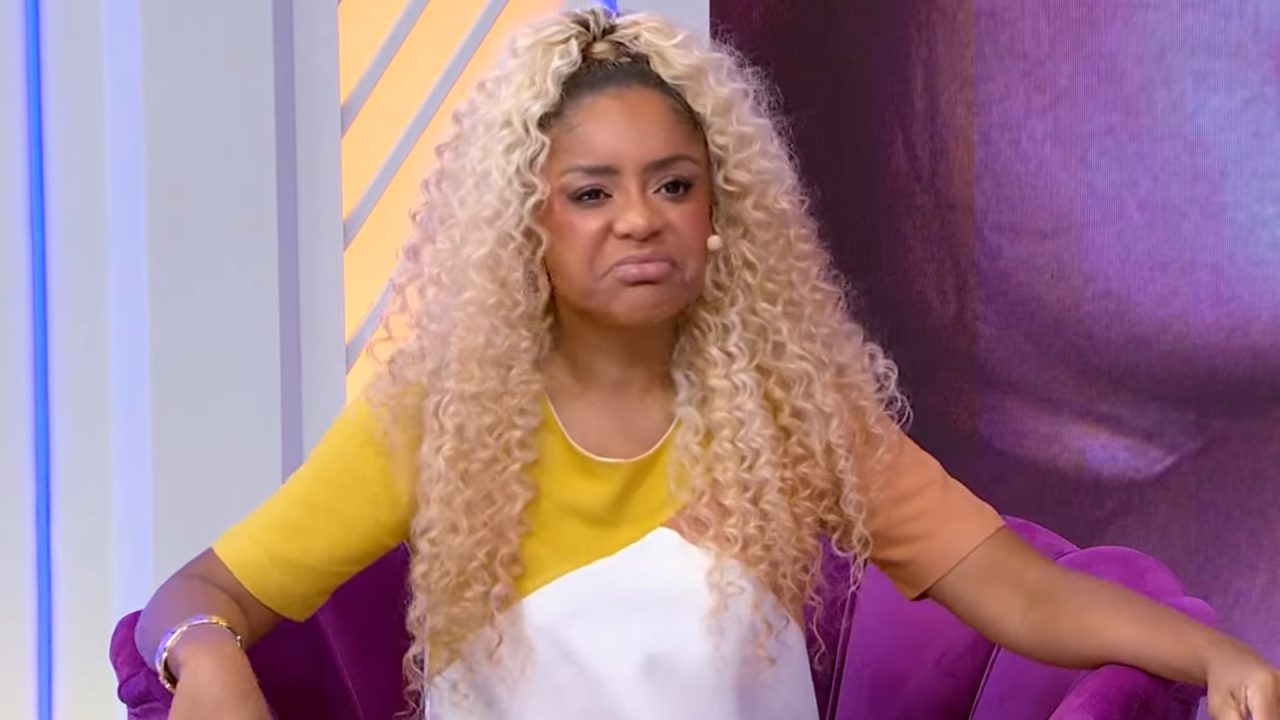 Foto da apresentadora Cariúcha no estúdio do Fofocalizando, programa do SBT