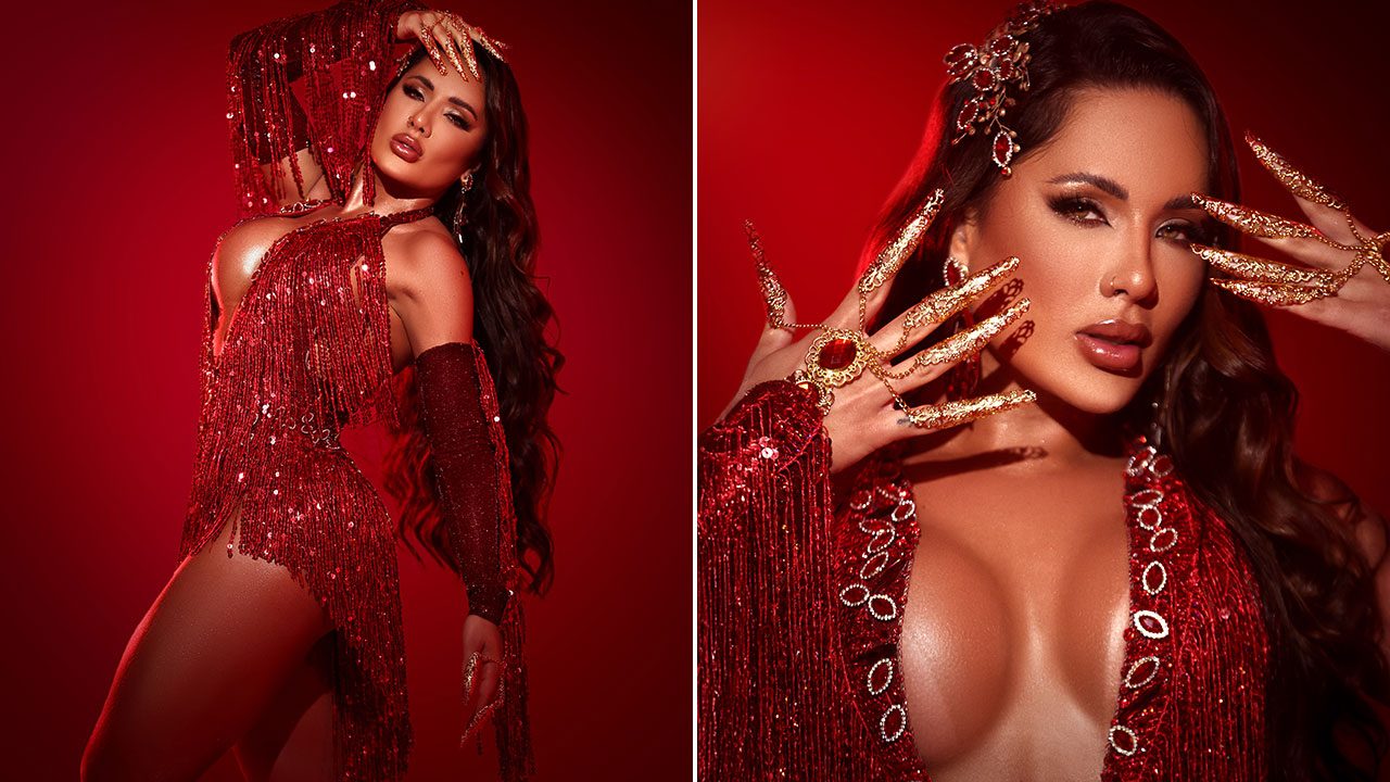Carla Silva em ensaio fotográfico, usando vestido de lantejoulas vermelho e unhas postiças douradas longas em fundo vermelho