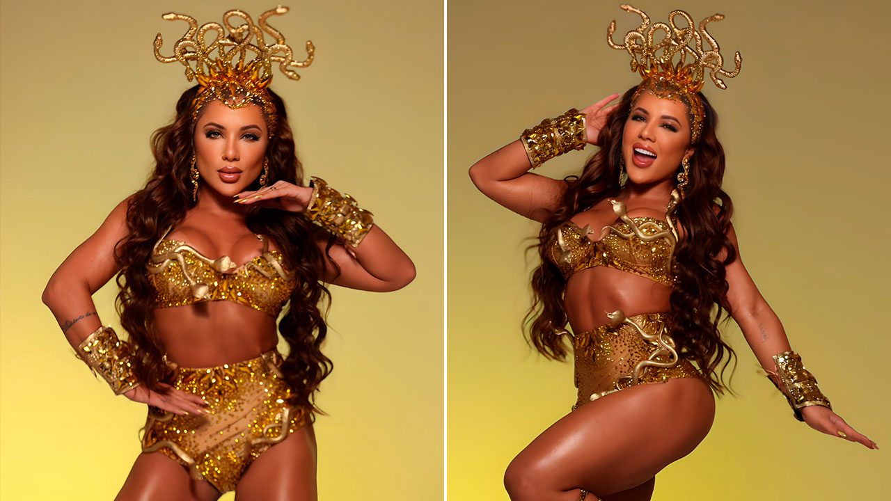 Carla Silva posa com fantasia de luxo dourada inspirada na Medusa, usa adereço de cabeça com serpentes, top e hot pants brilhantes, fundo amarelo