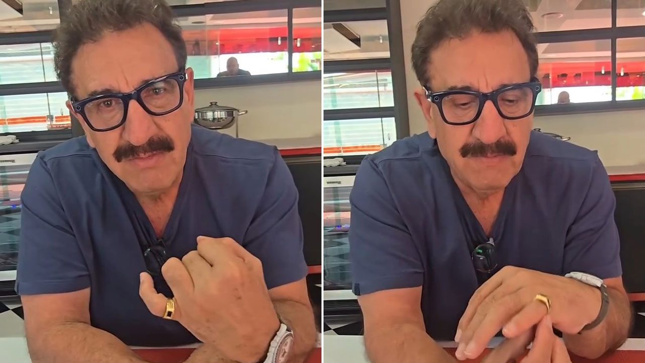 Carlos Massa Ratinho com camiseta azul e óculos de grau exibe anel dourado na mão que ganhou de Silvio Santos