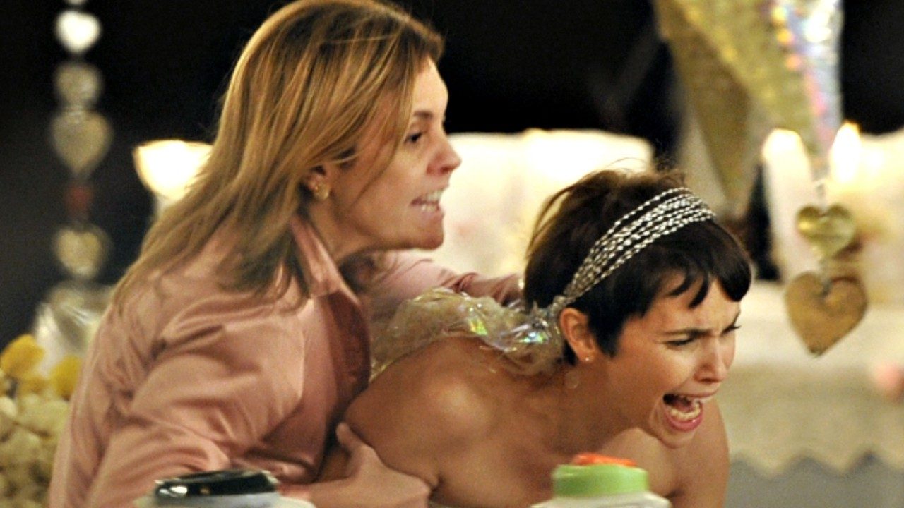 Carminha (Adriana Esteves) segura Nina (Débora Falabella) aos gritos em cena de Avenida Brasil