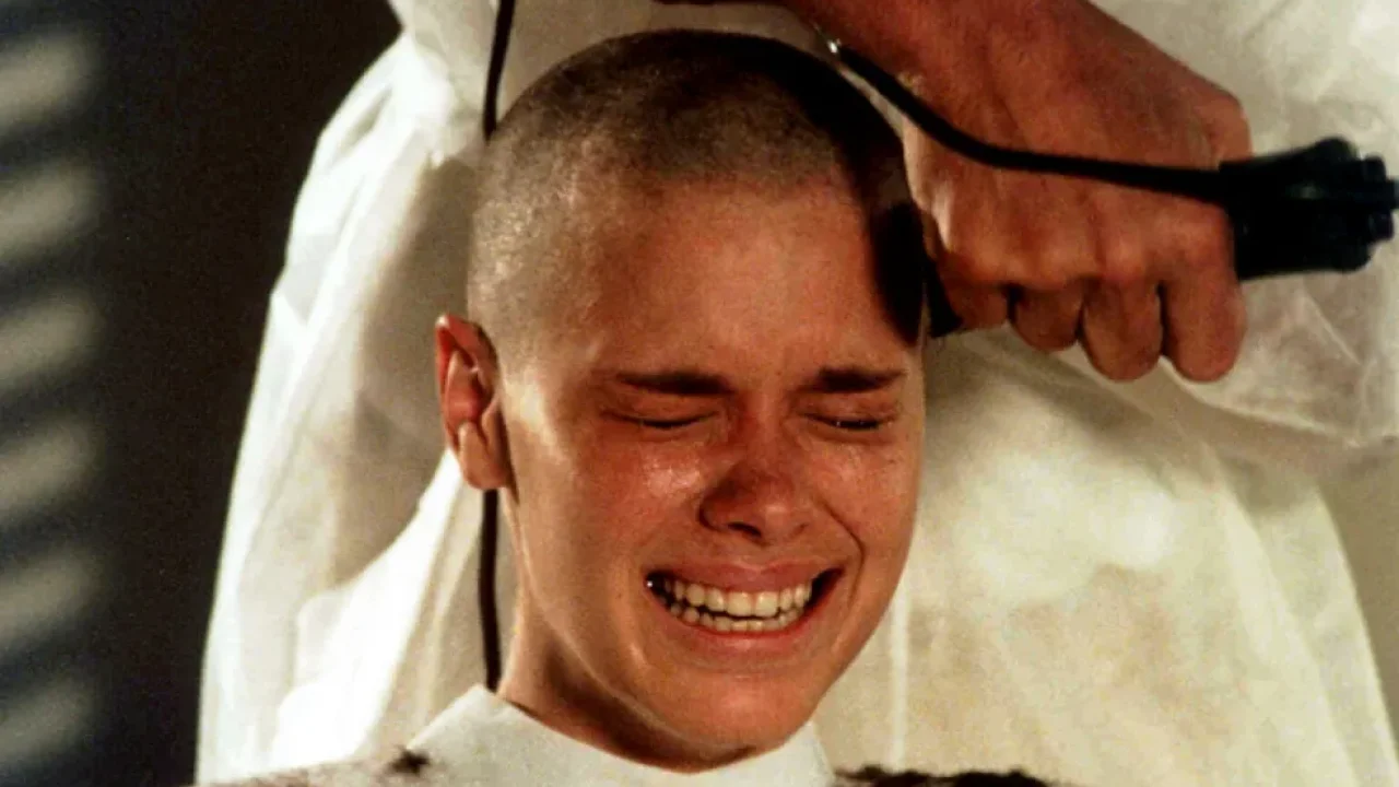 Carolina Dieckmann com roupa branca em Laços de Família