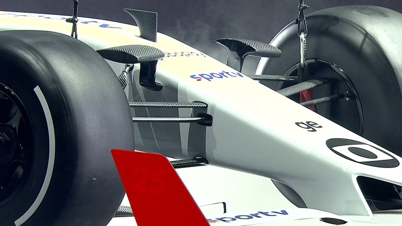 Detalhe do carro de Fórmula 1 com logotipos da Globo, SporTV e GE exibido em apresentação no Upfront Globo 2025