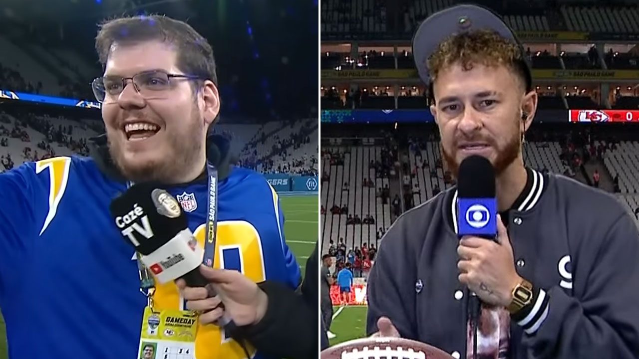 Casimiro Miguel na Cazé TV com microfone no estádio ao lado de Fred Bruno na frente de bola de futebol americano durante transmissão