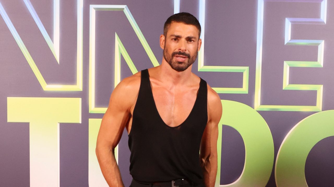 Foto de Cauã Reymond na coletiva de imprensa de Vale Tudo