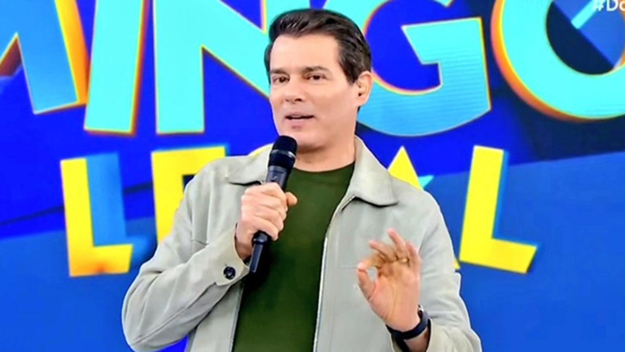 Foto do apresentador Celso Portiolli no estúdio do Domingo Legal