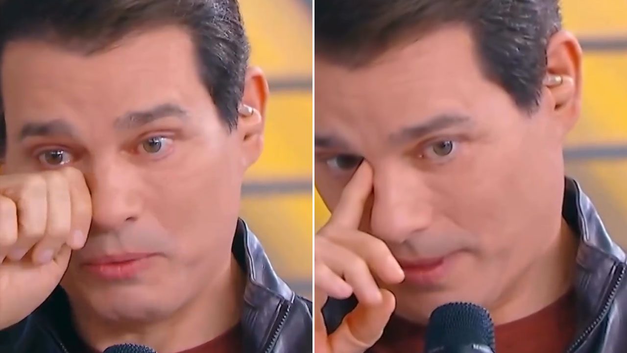 Celso Portiolli emocionado enxugando as lágrimas durante o programa Domingo Legal no SBT