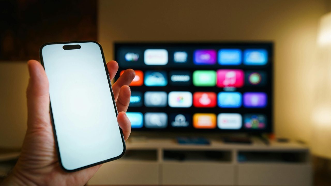 Foto de celular e televisão ligados à internet