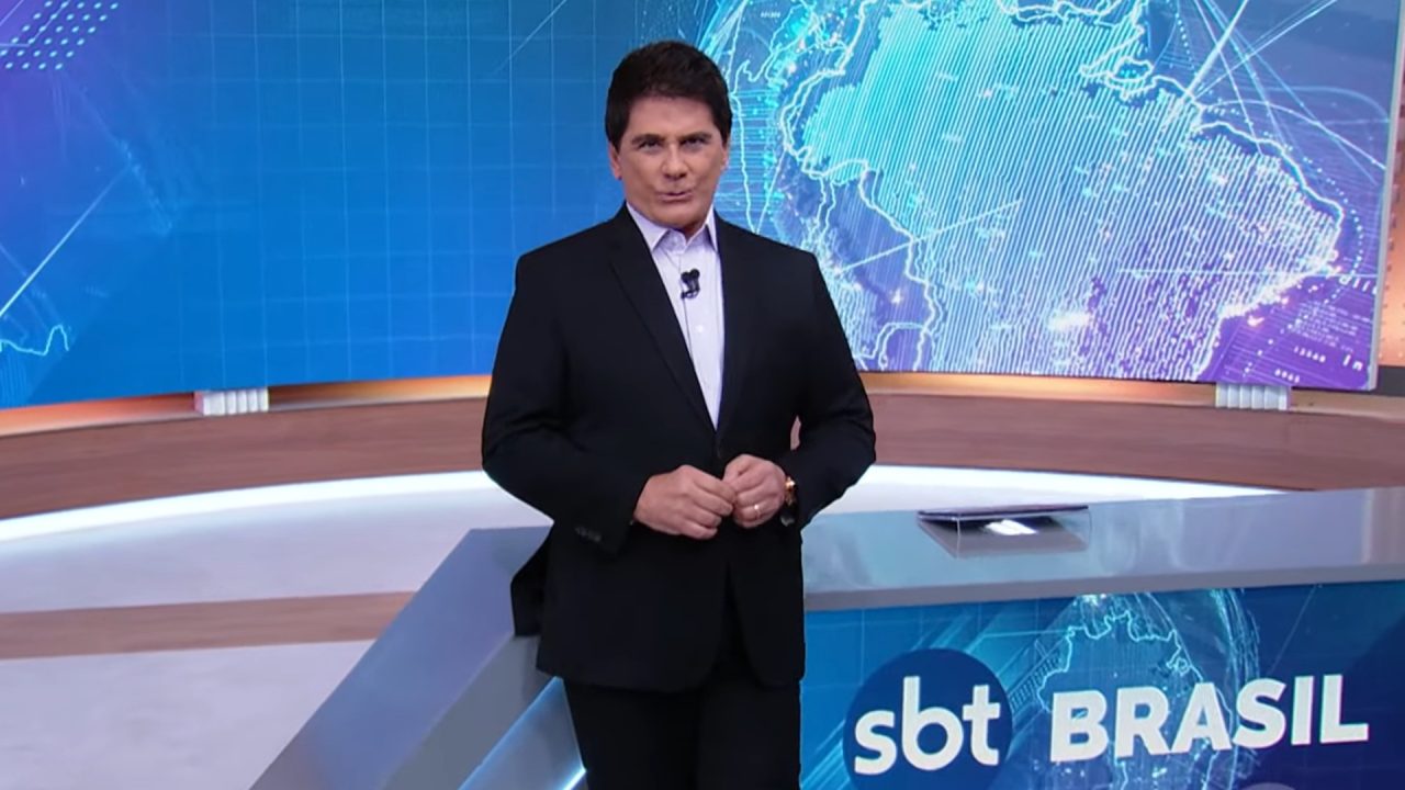 Foto de César Filho escorado na bancada do SBT Brasil