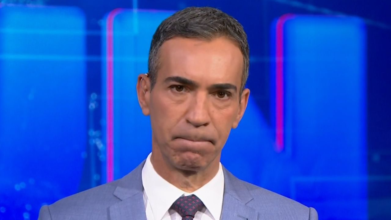 Jornalista César Tralli com expressão séria de lábios franzidos veste paletó azul e gravata sobre fundo azul com elementos gráficos do Jornal Nacional