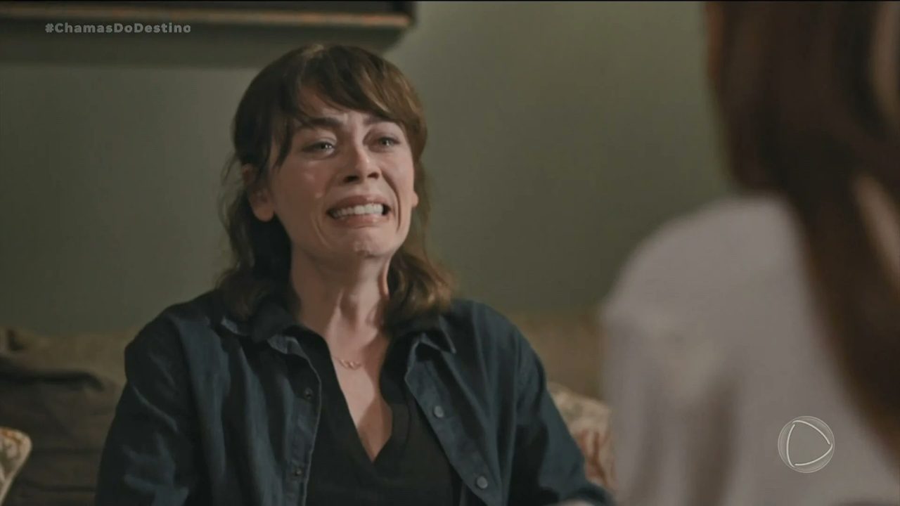 Mulher com expressão tensa discute com outra pessoa em cena da novela Chamas do Destino, da Record.