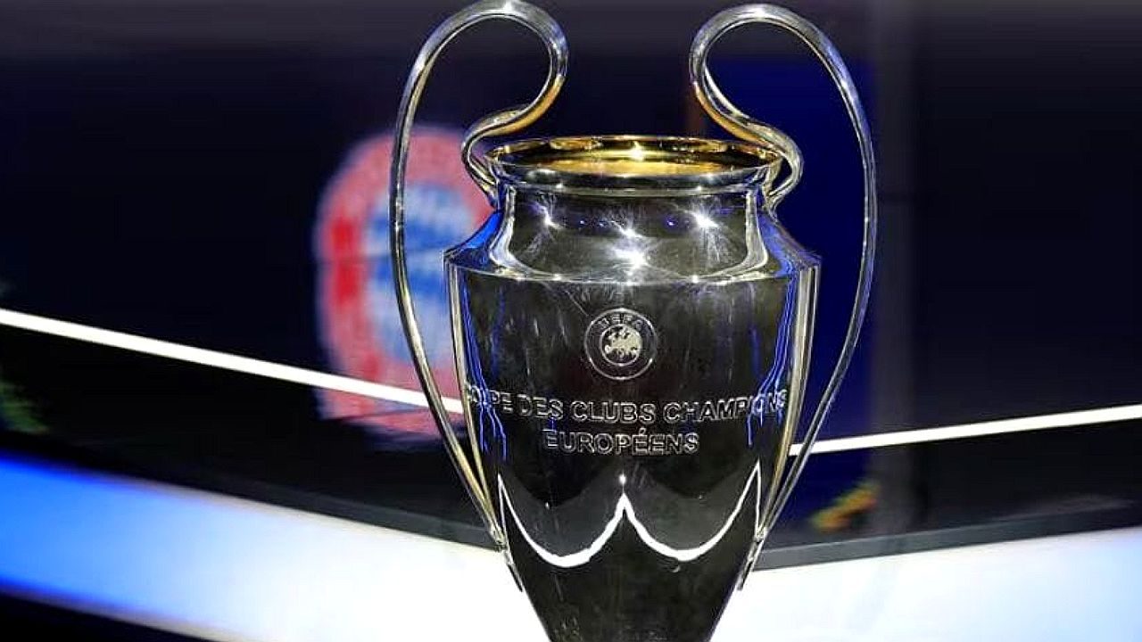 Troféu da Liga dos Campeões da UEFA exibido em palco durante evento da Champions League