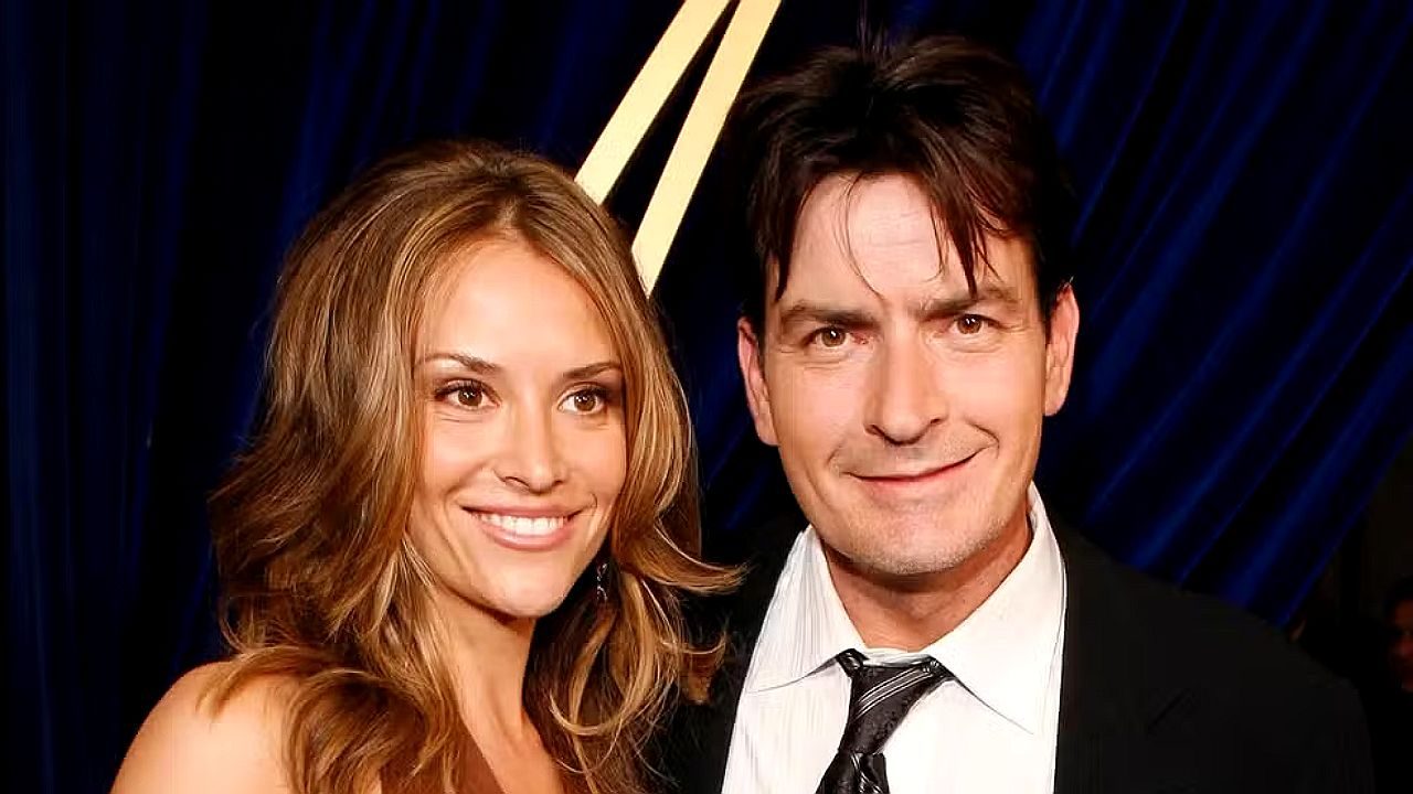 Charlie Sheen e Brooke Mueller posam juntos durante evento em tapete vermelho
