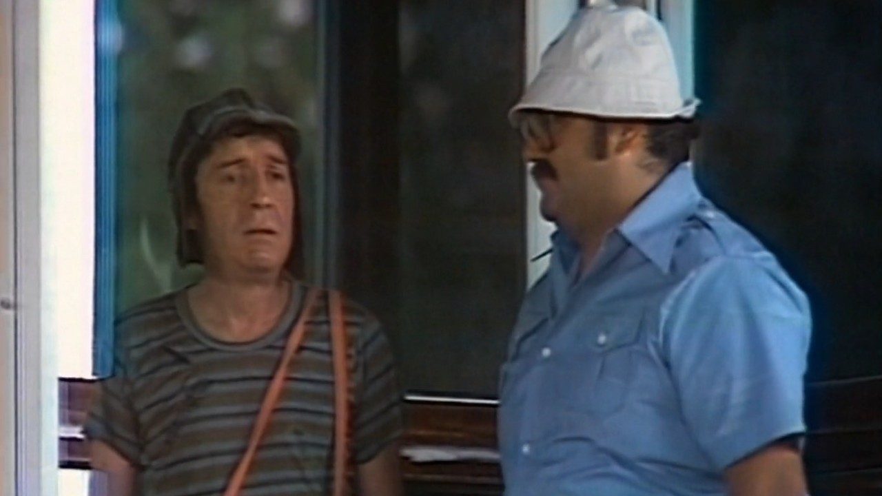 Chaves interpretado por Roberto Gómez Bolaños conversa com Senhor Barriga vivido por Édgar Vivar em cena da série Chaves