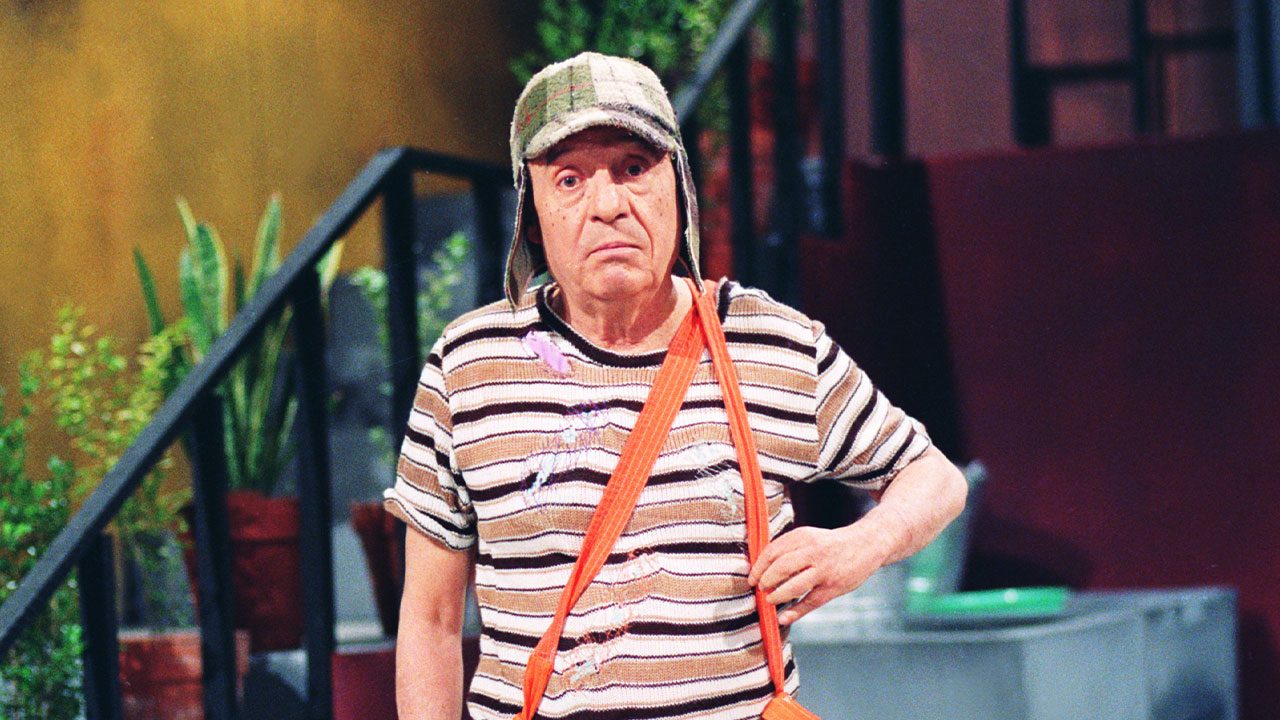 Roberto Gómez Bolaños caracterizado como Chaves com gorro e camiseta listrada na vila