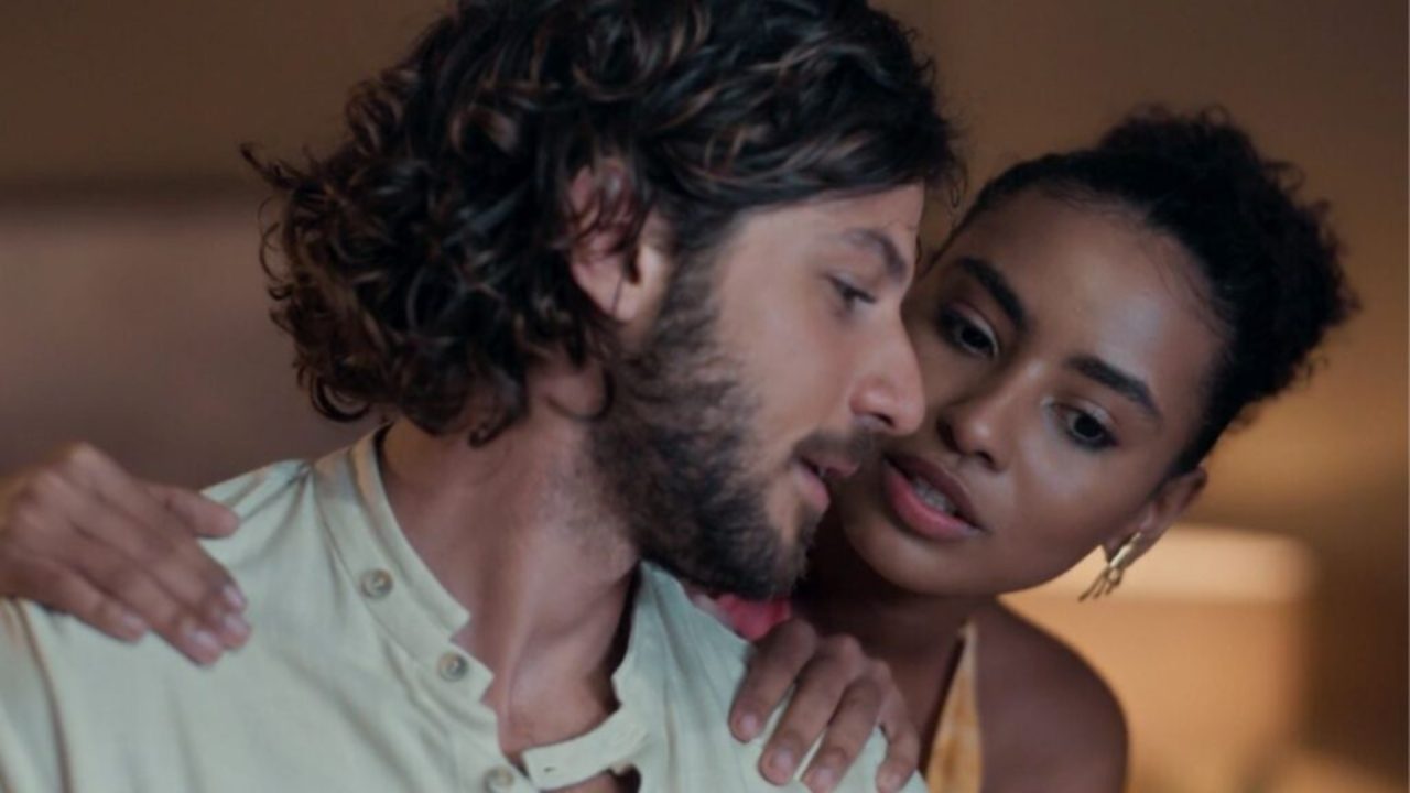 Foto de Chay Suede e Gabz em cena de Mania de Você