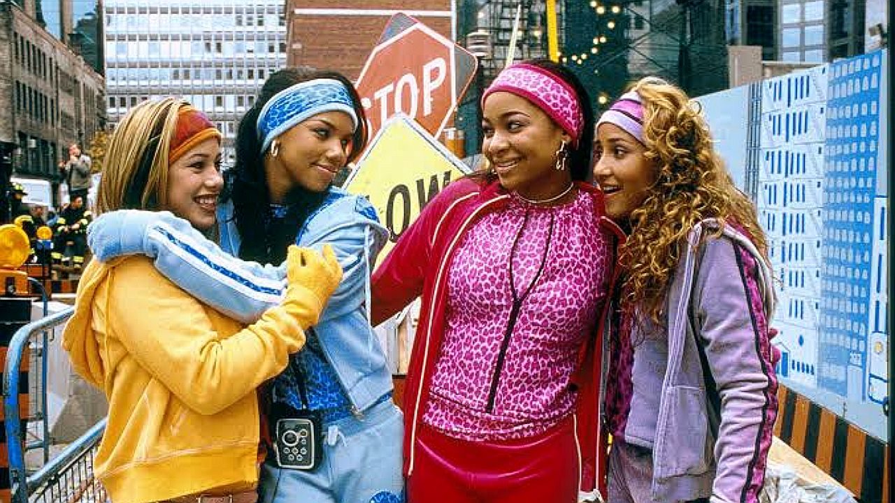 Integrantes do Cheetah Girls abraçadas em rua da cidade durante cena do filme musical adolescente