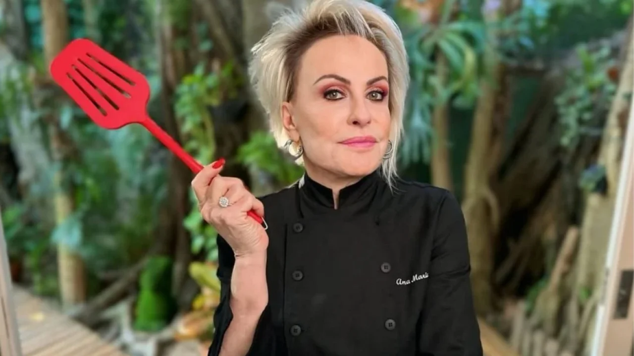 Foto de Ana Maria Braga com uma espátula na mão