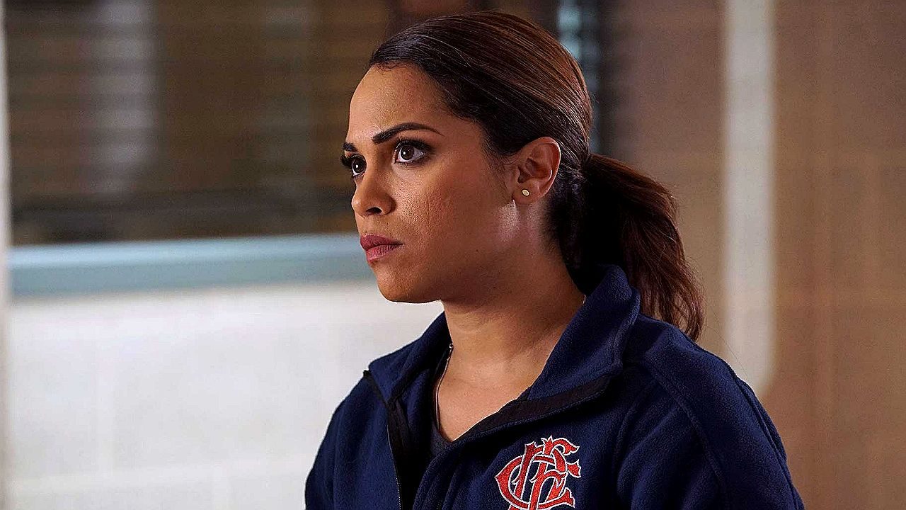 Bombeira com uniforme do Corpo de Bombeiros observa atentamente em cena da série Chicago Fire