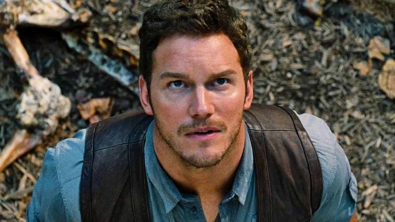 Homem encara algo assustado em cena de ação ambientada em floresta com ossos no chão