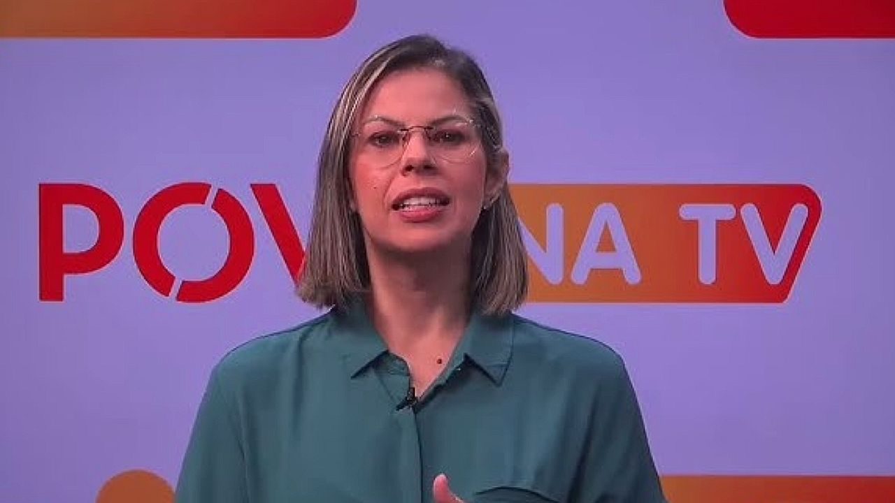 Apresentadora do Povo na TV fala em estúdio com logotipo do portal ao fundo durante gravação de vídeo