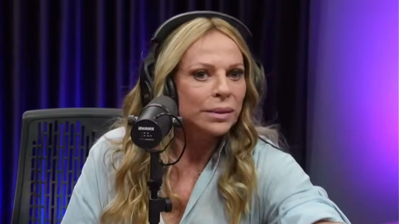 Christina Rocha durante participação no podcast Papagaio Falante usando fones de ouvido e falando ao microfone