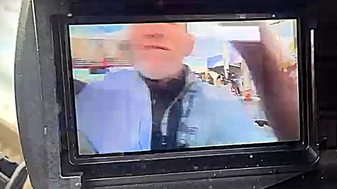Monitor de câmera exibe imagem desfocada de repórter durante transmissão da RBS TV