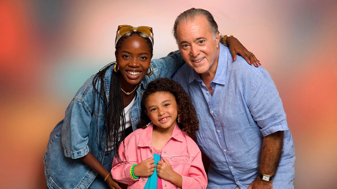 Clara Moneke, Elis Cabral e Tony Ramos, protagonista da novela Dona de Mim, da Globo, com fundo colorido desfocado ao fundo