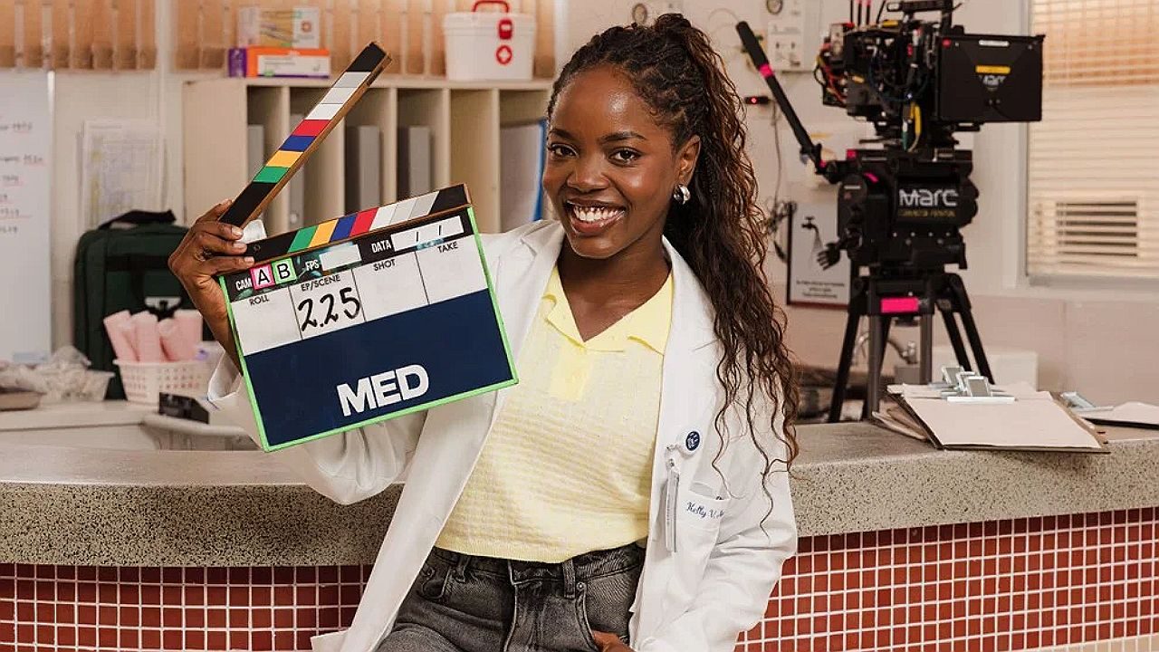 Clara Moneke foi anunciada como protagonista de MED, primeiro drama médico brasileiro produzido pela Netflix. A plataforma confirmou nesta segunda-feira (25) o início das gravações da série, ambientada em um hospital universitário. A produção acompanhará a rotina de jovens médicos durante o período de internato, explorando conflitos emocionais, dilemas éticos e situações extremas enfrentadas pelos personagens dentro do ambiente hospitalar ao longo da narrativa. Segundo a Netflix, a proposta de MED é mostrar os bastidores da formação médica e a pressão vivida diariamente pelos estudantes responsáveis por decisões delicadas. A série pretende abordar inseguranças, relações pessoais e desafios profissionais enfrentados pelos protagonistas durante o aprendizado. Clara Moneke liderará o elenco da produção, marcando mais um passo importante na carreira da atriz após os trabalhos recentes desenvolvidos na televisão brasileira. Clara Moneke liderará elenco da série Além de Clara Moneke, o elenco de MED contará com Gisela Gáti, Gabriela Mag, Pedro Goifman e Ricardo Reis, intérpretes de estudantes ligados pela convivência intensa no hospital universitário apresentado na trama. A produção também terá participações de Fábio Scalon e Humberto Morais. A Netflix ainda não revelou detalhes específicos sobre os personagens principais nem divulgou previsão oficial para o lançamento da série na plataforma de streaming. MED será produzida pela Paranoïd Filmes, empresa responsável por títulos conhecidos do audiovisual brasileiro. A criação e a direção geral ficarão sob responsabilidade de Helena Petta e Ana Petta. O roteiro terá Gustavo Bragança como roteirista-chefe, acompanhado por Aline Portugal, João Costa Van Hombeeck, Thays Berbe e Victor Hugo Valois na equipe responsável pelo desenvolvimento dos episódios produzidos pela plataforma internacional. Nos últimos anos, dramas médicos voltaram a ganhar espaço entre as produções de streaming ao redor do mundo, impulsionados pelo sucesso de séries que combinam romances, tensão hospitalar e conflitos pessoais. Com MED, a Netflix amplia o investimento em produções nacionais de ficção seriada e aposta em Clara Moneke como principal nome do elenco para atrair o público interessado em narrativas ambientadas no universo da medicina e da formação profissional.