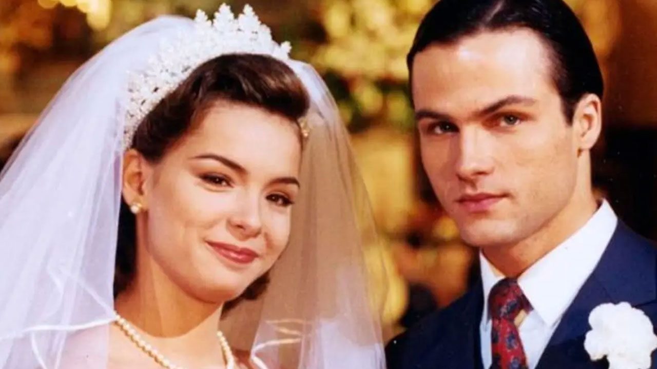Clara (Regiane Alves) e Carlos Eduardo (Marcos Damigo) vestidos para o casamento em cena da novela Fascinação