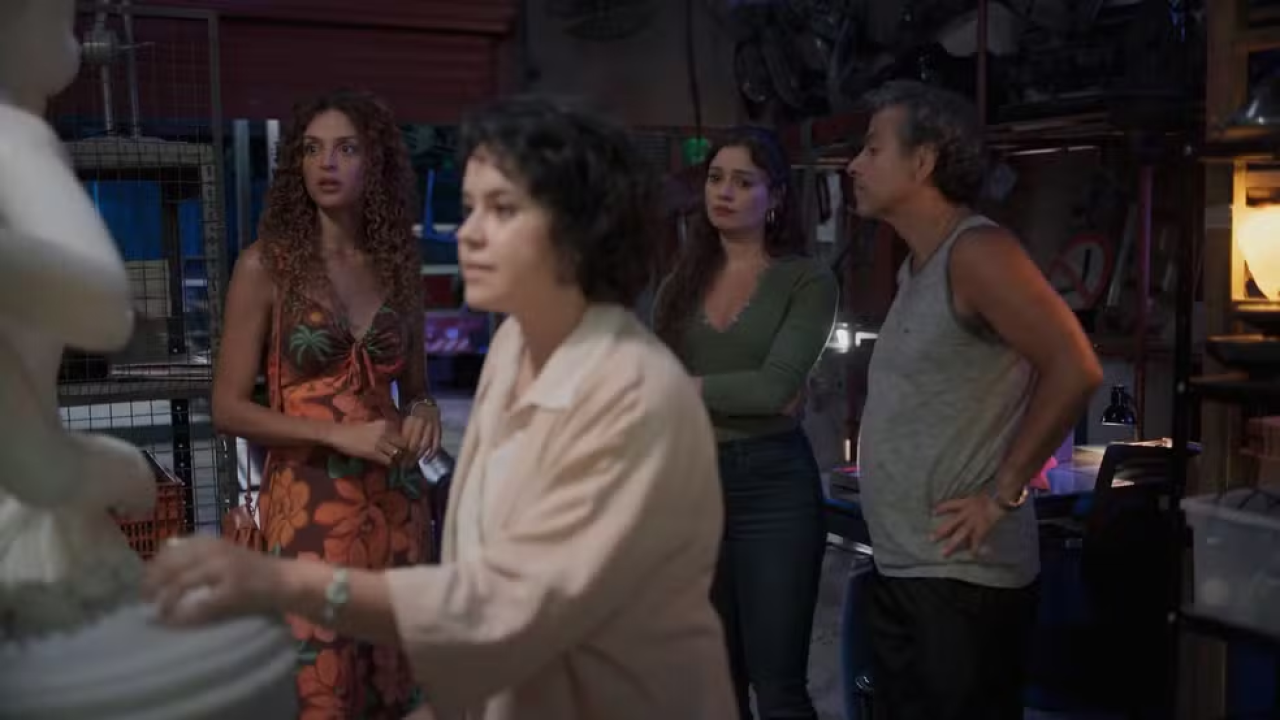 Cláudia prova para o bando de Gerluce que a estátua é verdadeira em Três Graças