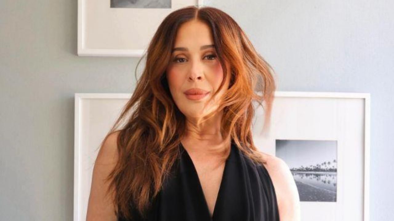 Claudia Raia posa com vestido preto e cabelos ruivos soltos em retrato compartilhado nas redes sociais